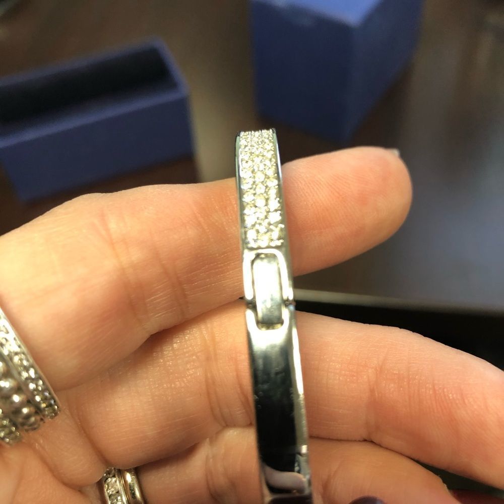 ✨Swarovski Bangle✨